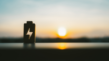Symbolbild Batteriespeicher. Bild zeigt das Symbol für Batteriespeicher im Sonnenuntergang.