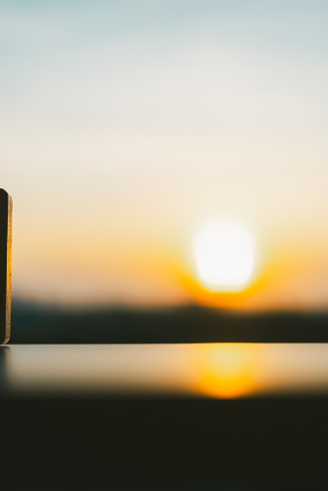 Symbolbild Batteriespeicher. Bild zeigt das Symbol für Batteriespeicher im Sonnenuntergang.