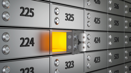 Bankschließfach Versicherung. Bild zeigt ein offenes Schließfach, aus dem ein orangenes Licht strömt