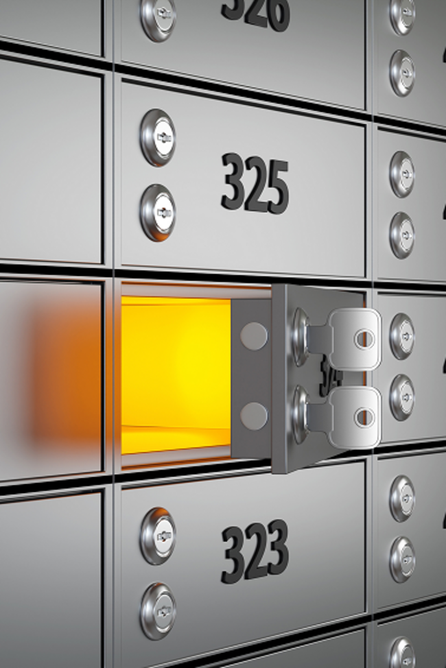 Bankschließfach Versicherung. Bild zeigt ein offenes Schließfach, aus dem ein orangenes Licht strömt