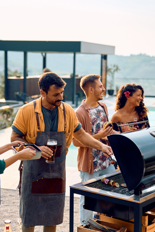 Symbolbild private Haftpflichtversicherung zeigt feiernde Menschen um einen Grill