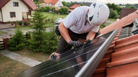 Sanierung von Gebäuden und PV-Anlagen