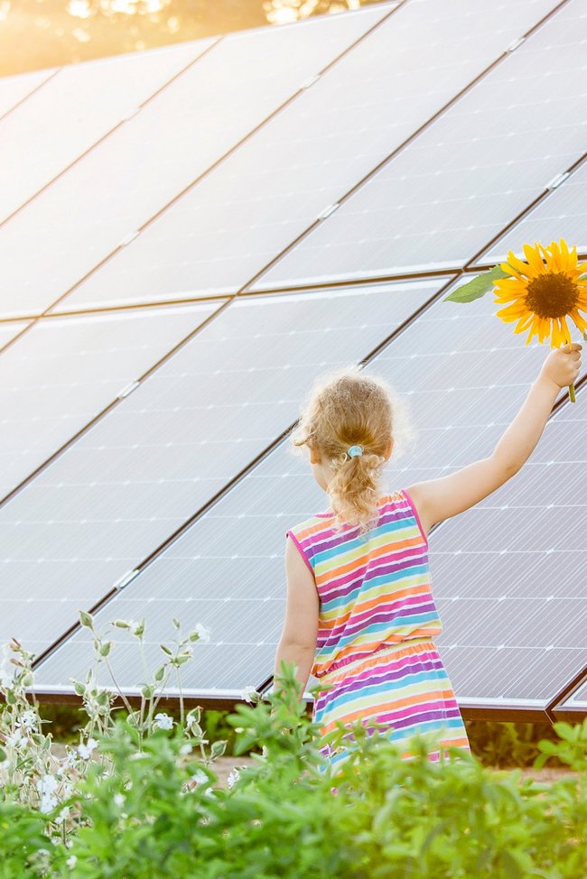 Sonne scheint auf Solarpanel auf dem Hausdach.