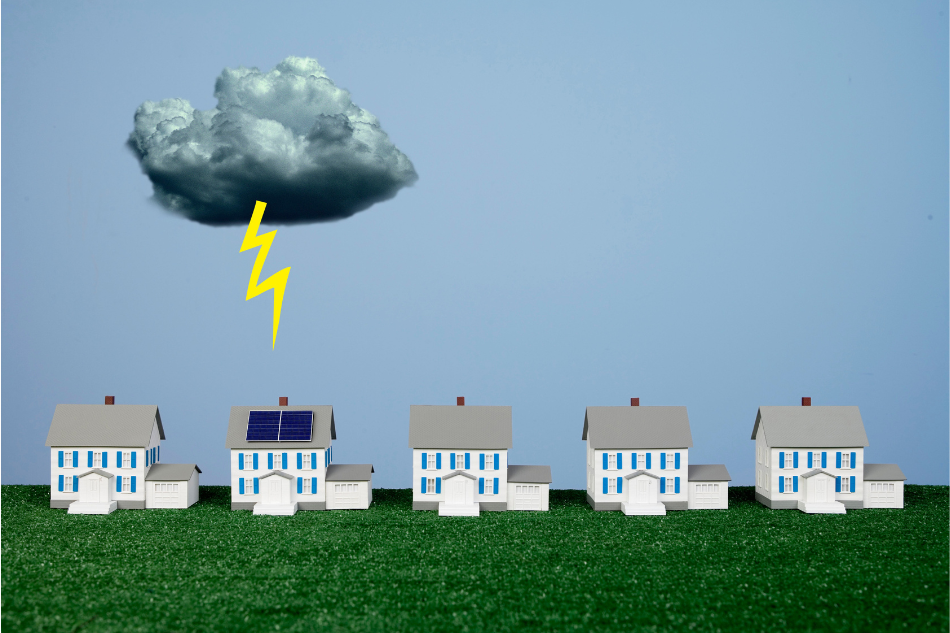 Wohnhaus mit PV Blitz Blitz schlägt in Haus ein
