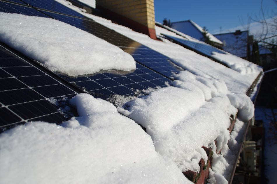 PV-Anlage voller Schnee